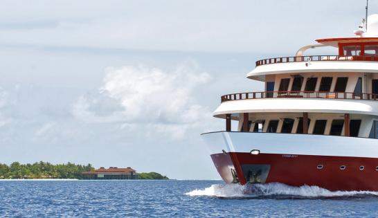 Le Théia près d'un atoll